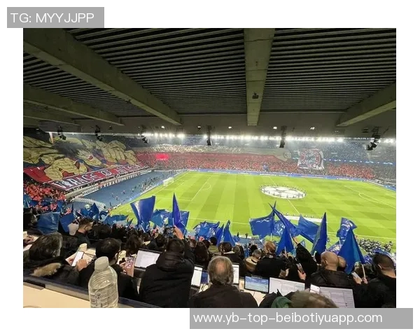 巴黎圣日耳曼主场TIFO致敬十年前巴黎恐袭遇难者的深情纪念 巴黎圣日耳曼主场TIFO致敬十年前巴黎恐袭遇难者的深情纪念